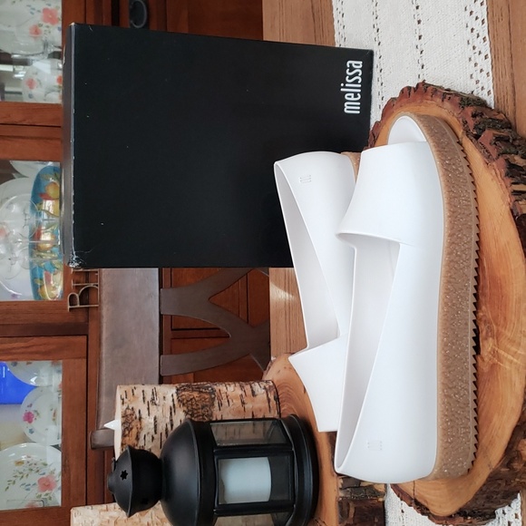 NWOT Melissa 1.5" wedge open toe flat.   Size 9M - Picture 3 of 12